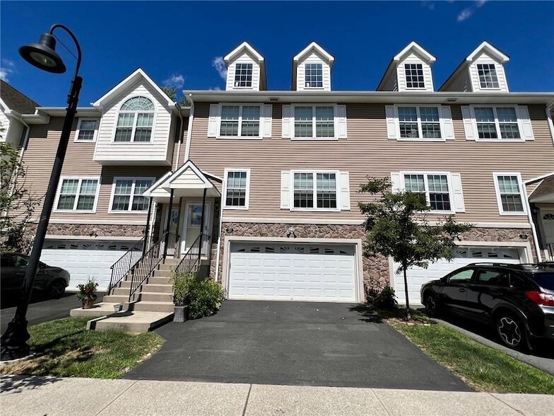 20 Seeley Bull St, Unit E-1028 in Monroe, NY - Building Photo