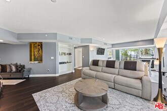 13600 Marina Pointe Dr in Marina Del Rey, CA - Foto de edificio - Building Photo