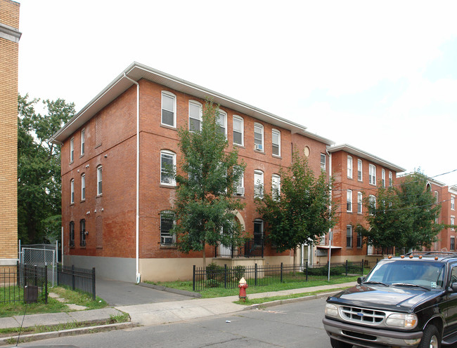 23-31 Squire St in Hartford, CT - Foto de edificio - Building Photo