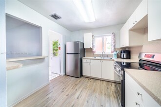 1220 NW 190th St in Miami, FL - Building Photo - Building Photo