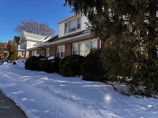 295 Grove St, Unit 2 in East Rutherford, NJ - Foto de edificio - Building Photo