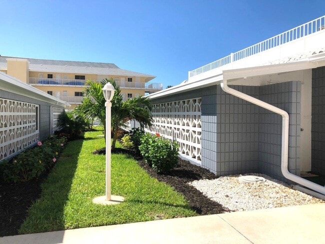 1205 Tarpon Center Dr in Venice, FL - Foto de edificio - Building Photo