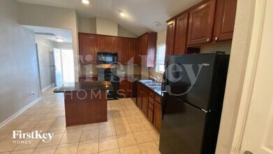 9931 Fairlane Oaks Dr in Houston, TX - Building Photo - Building Photo