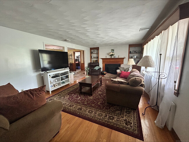 530 West St in Southington, CT - Building Photo - Building Photo