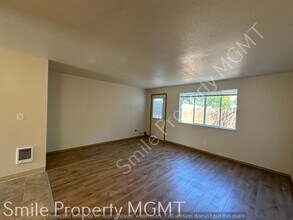 8826 SE Lafayette St in Portland, OR - Building Photo - Building Photo