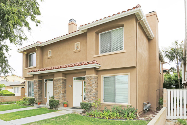 4072-4078 Green Ave in Los Alamitos, CA - Foto de edificio - Building Photo