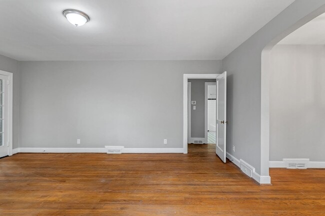 2221 Pinecroft Rd in Greensboro, NC - Building Photo - Building Photo