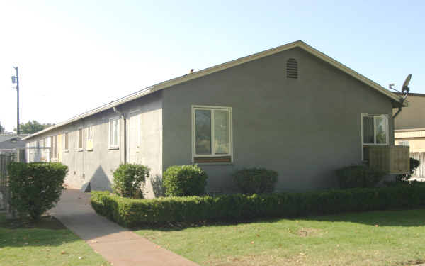 118-124 W 18th St in Merced, CA - Building Photo - Building Photo