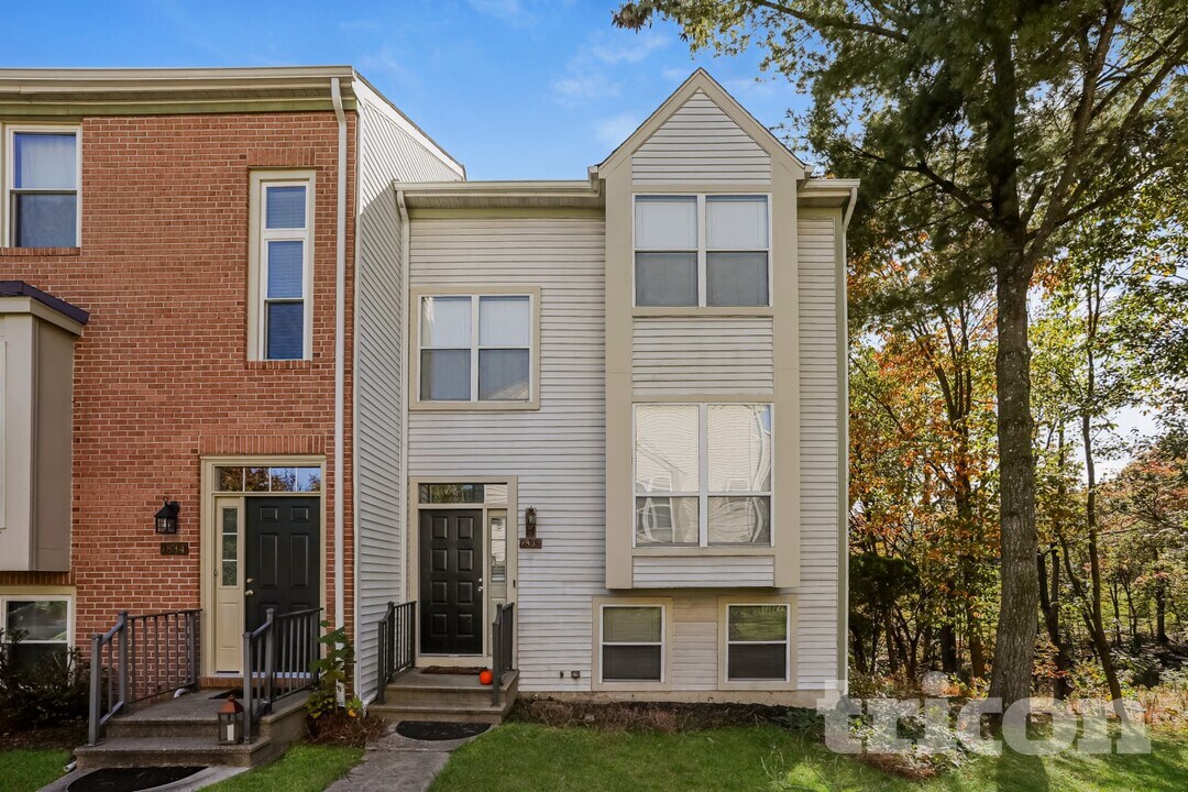 7832 Falling Leaves Ct in Ellicott City, MD - Foto de edificio