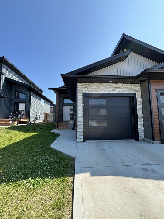 13313-13106 106 St in Grande Prairie, AB - Building Photo
