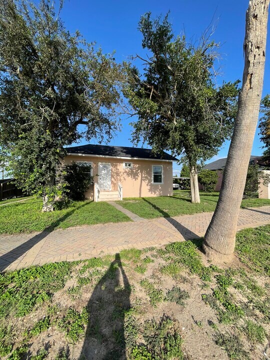 428 S Texas Ave, Unit #4 in Mercedes, TX - Foto de edificio
