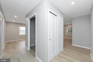 2 S Sunset Rd in Willingboro, NJ - Building Photo