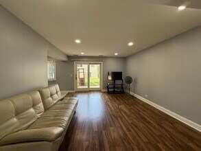 3722 Dory Cir E in Hanover Park, IL - Building Photo - Building Photo