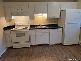100 Hickory St in Norwich, CT - Building Photo