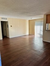 Victory in Van Nuys, CA - Foto de edificio - Building Photo