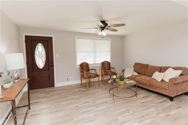 6914 N Baggett Rd in Douglasville, GA - Foto de edificio - Building Photo