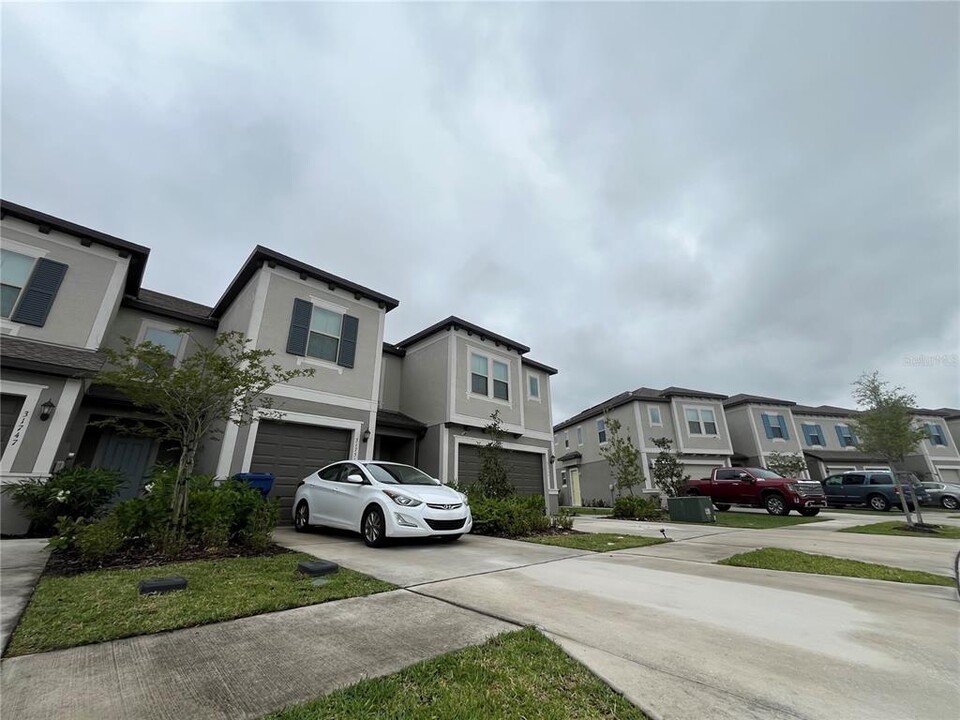 31751 Blue Passing Loop in Wesley Chapel, FL - Building Photo