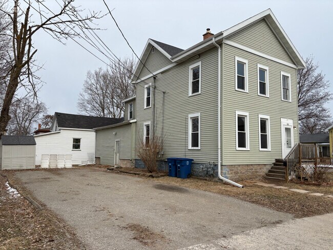 925 Minnesota St in Oshkosh, WI - Foto de edificio - Building Photo
