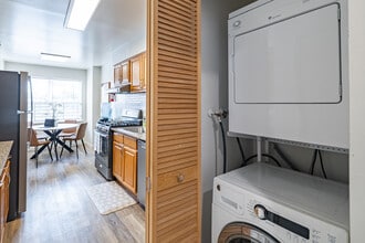 Green Plaza in Iselin, NJ - Building Photo - Interior Photo