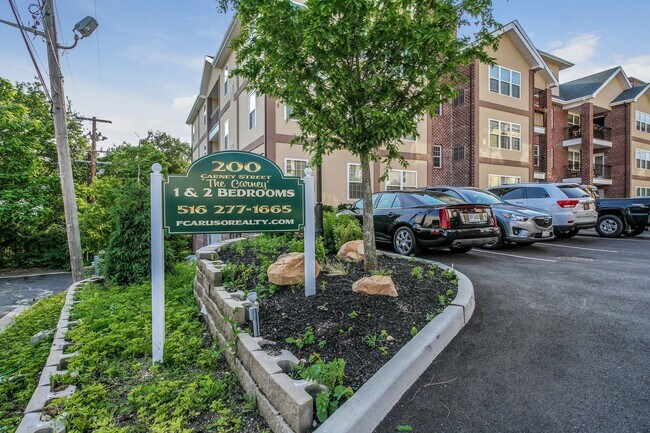 200 Carney St-Unit -# 301 in Glen Cove, NY - Foto de edificio - Building Photo