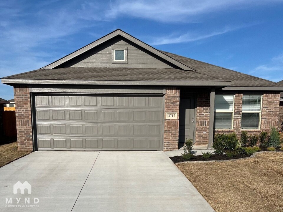 3717 Montage Blvd in Mustang, OK - Building Photo