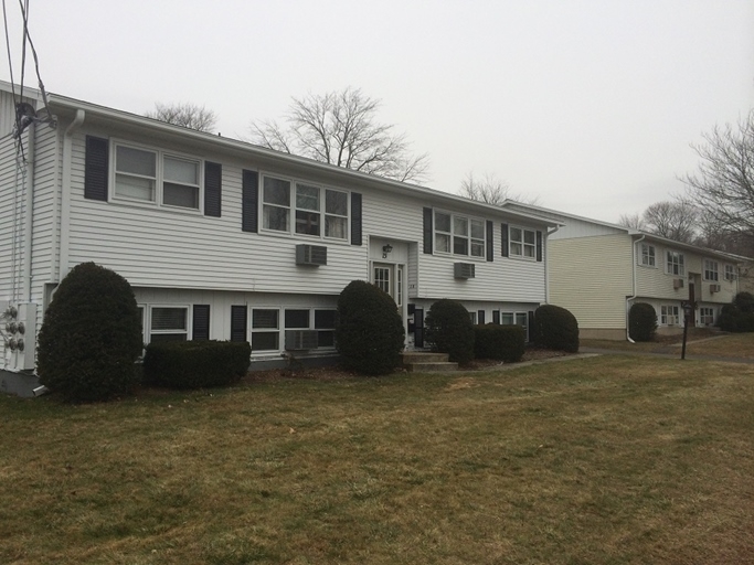 15-25 Elmview Cir in Waterbury, CT - Building Photo