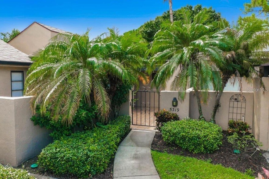 5319 Myrtle Wood, Unit 4 in Sarasota, FL - Building Photo