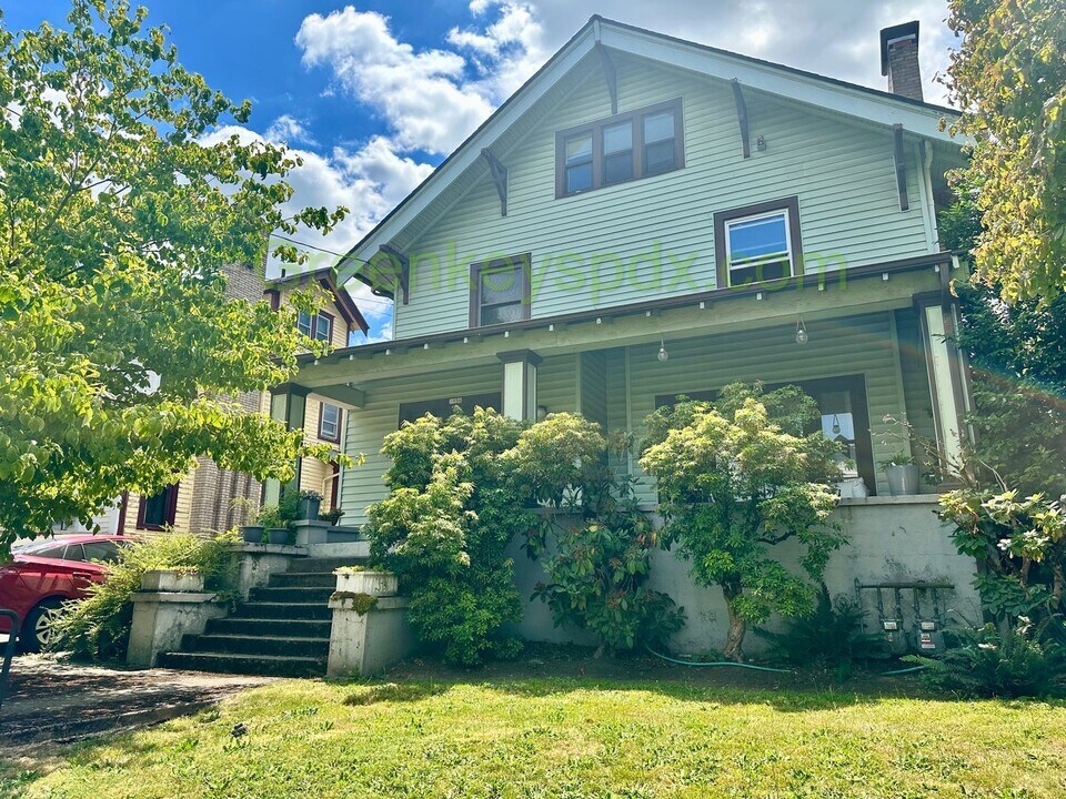 1938 NE Weidler St in Portland, OR - Building Photo