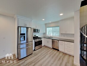 512 Henry St in Oakland, CA - Building Photo - Building Photo