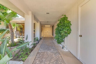 24 Columbia Dr in Rancho Mirage, CA - Foto de edificio - Building Photo