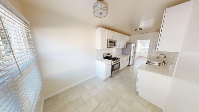 1205 W Victory Blvd in Burbank, CA - Building Photo - Building Photo