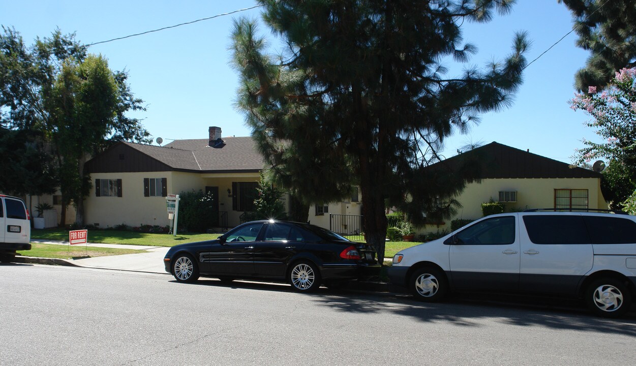 2314 Mira Vista Ave in Montrose, CA - Foto de edificio