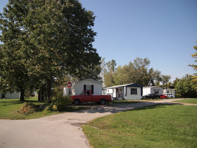 Suburban Mobile Home Park in Saint Paul, IN - Foto de edificio - Building Photo