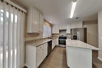 9806 Arrowgrass Dr in Houston, TX - Building Photo - Building Photo