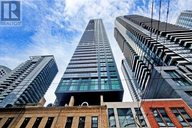 327 King St W in Toronto, ON - Building Photo - Building Photo