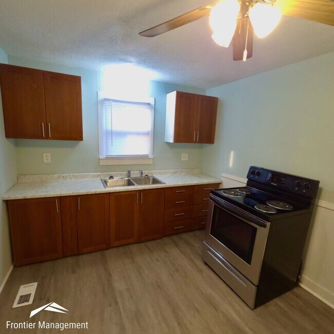 724 E Crawford St in Clay Center, KS - Foto de edificio - Building Photo