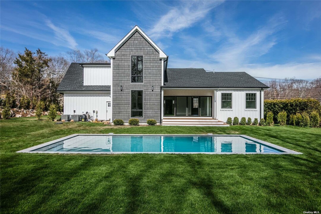 2415 Cox Neck Rd in Mattituck, NY - Foto de edificio
