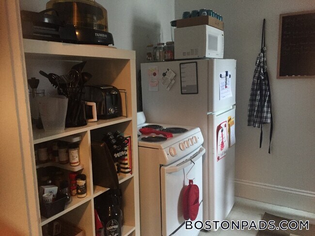 1375 Commonwealth Ave, Unit 10 in Boston, MA - Building Photo - Building Photo