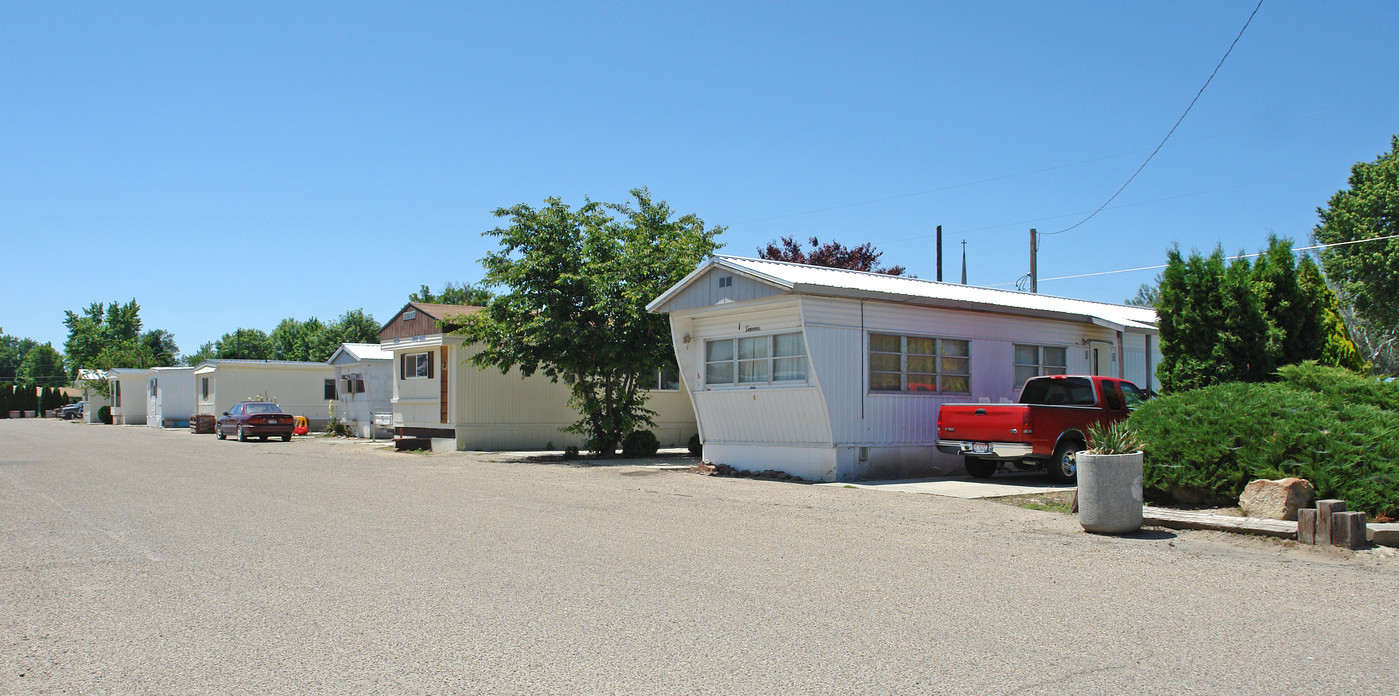 615 W Idaho Ave in Homedale, ID - Foto de edificio