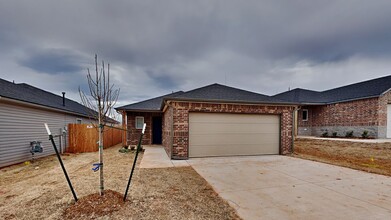 10508 Baled Bermuda Rd in Oklahoma City, OK - Foto de edificio - Building Photo