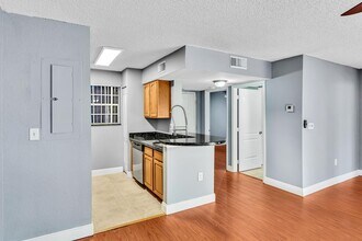 2810 N Oakland Forest Dr in Oakland Park, FL - Building Photo - Building Photo