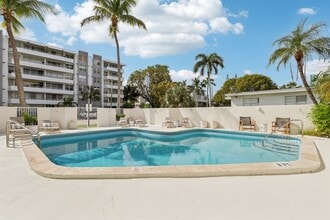 The Oaks Apartments in Bay Harbor Islands, FL - Foto de edificio - Building Photo