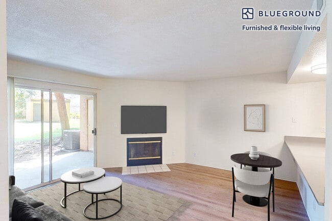 400 Appian Way in Pomona, CA - Foto de edificio - Building Photo