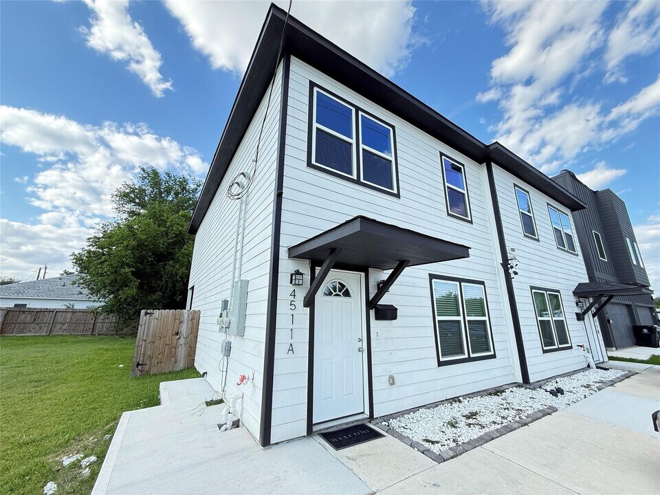 4511 Reed Rd in Houston, TX - Building Photo