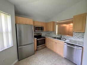 7850 NW 6th St in Pembroke Pines, FL - Building Photo - Building Photo