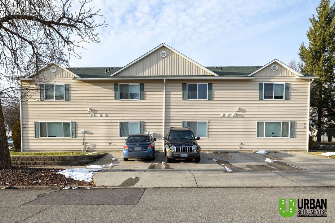 310 4th St in Cheney, WA - Building Photo