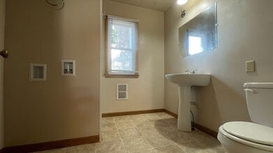 4924 N 73rd St in Milwaukee, WI - Foto de edificio - Building Photo