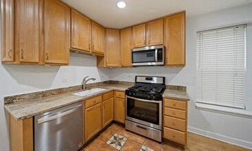 2325 W Rice St, Unit 2F in Chicago, IL - Foto de edificio - Building Photo