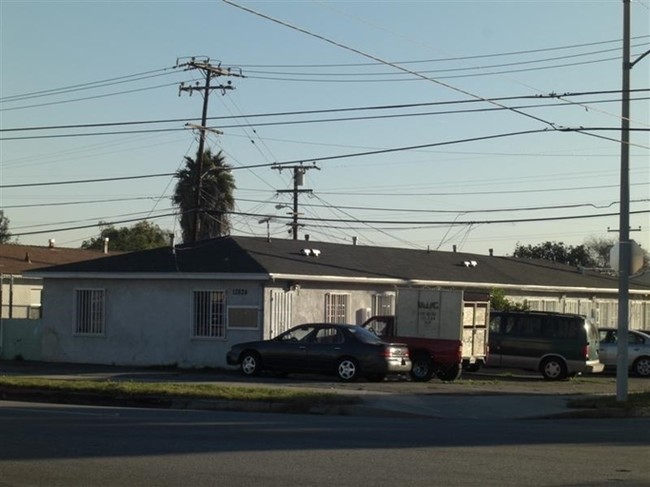 13824 Avalon Blvd in Los Angeles, CA - Foto de edificio - Building Photo