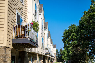 Maple Trails Apartments in Northfield, MN - Foto de edificio - Building Photo